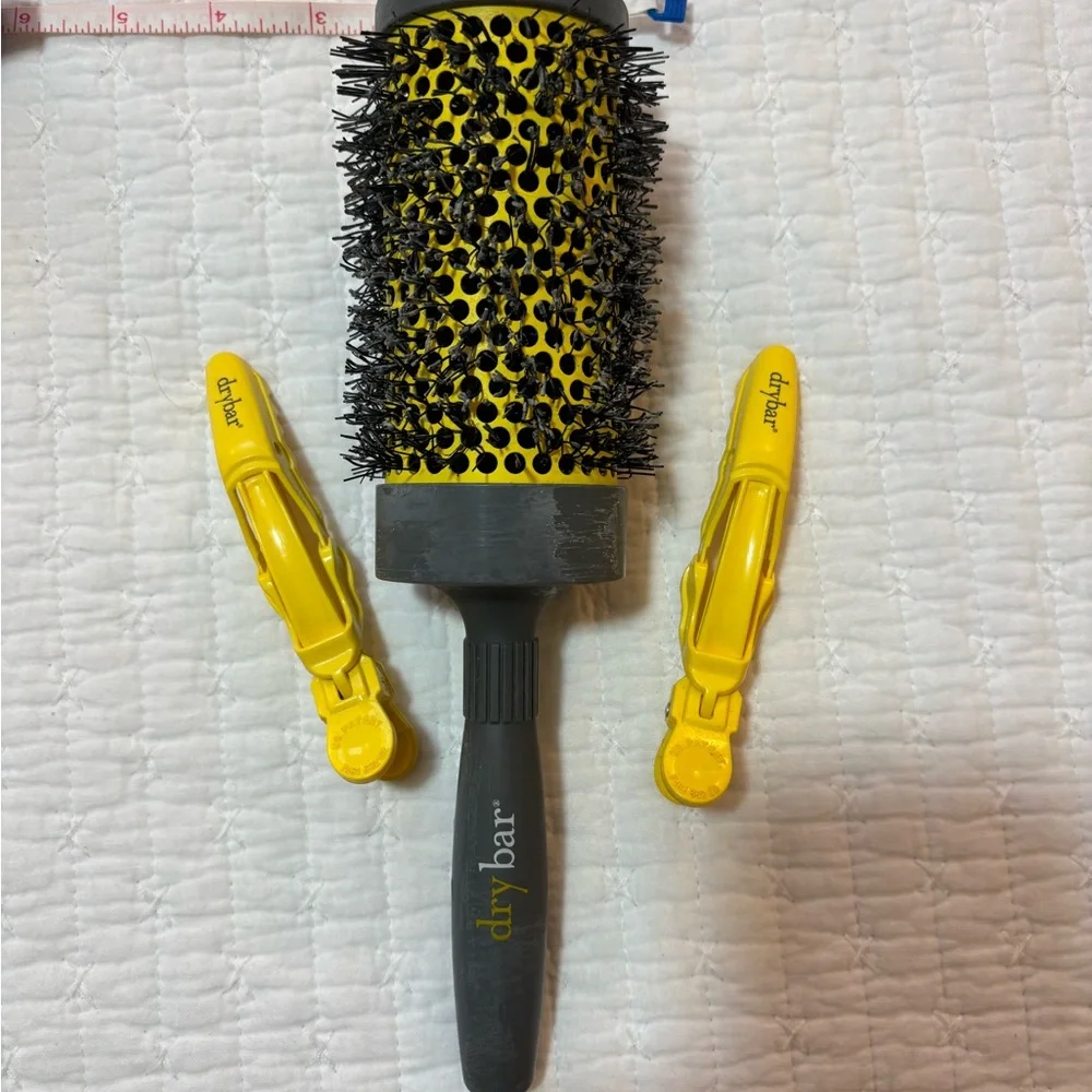 3/$20! Drybar 2.5in barrel brush and clip set - Picture 2 of 3